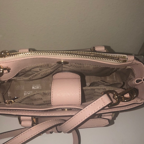 michael kors crossbody - Picture 3 of 3